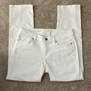 Ann Taylor LOFT curvy straight white jeans. Size 6/28